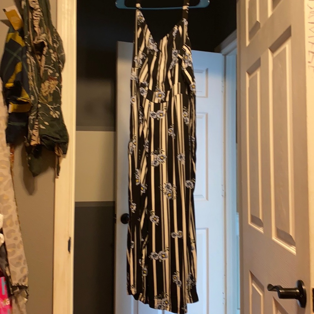 Torrid size 4 black/white/floral cropped jumper